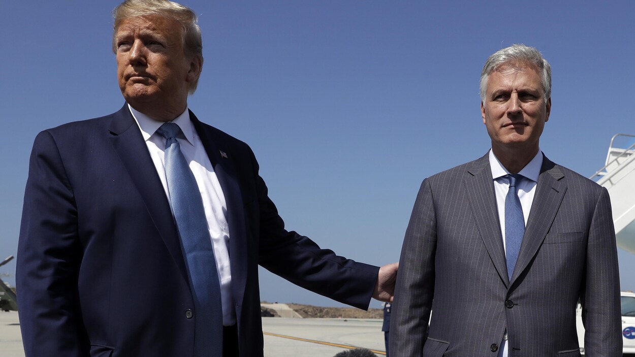 Le président Trump et Robert O'Brien s'adressent aux médias à l'aéroport international de Los Angeles.