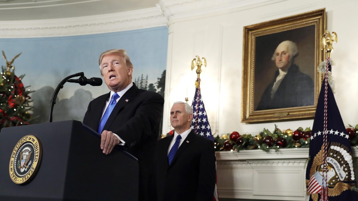 Le président Trump et le vice-président Pence devant un portrait du président Washington dans la Maison-Blanche. Le président Trump et le vice-président Pence devant un portrait du président Washington dans la Maison-Blanche.