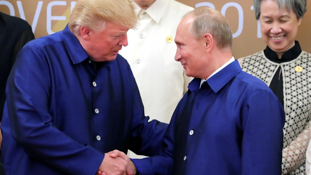 Le président américain, Donald Trump, serrant la main du président russe, Vladimir Poutine, lors d'une rencontre à Danang au Vietnam Le président américain, Donald Trump, serrant la main du président russe, Vladimir Poutine, lors d'une rencontre à Danang au Vietnam