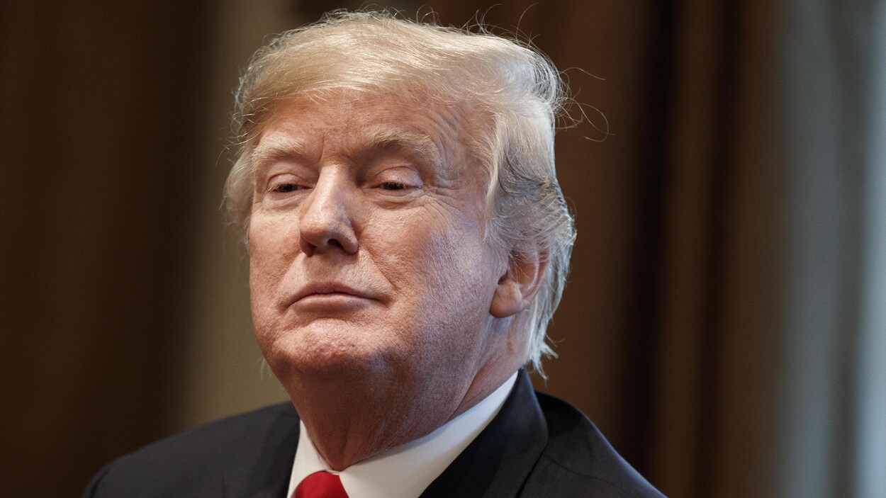 Donald Trump, regardant vers le bas.