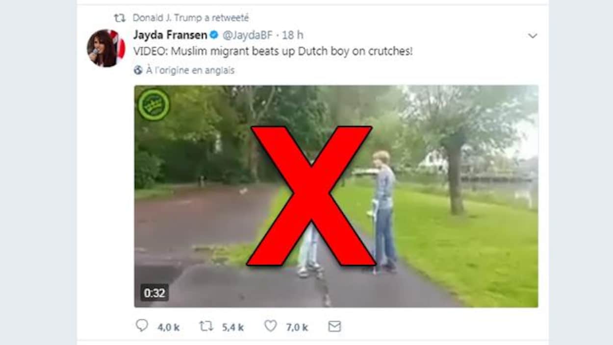 On voit un tweet de la politicienne Jayda Fransen. «VIDÉO: Un migrant musulman agresse un jeune Néerlandais en béquilles!» Est-il écrit.