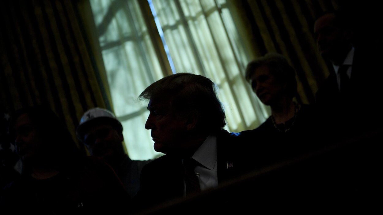 Donald Trump dans le noir, on ne voit que sa silhouette.