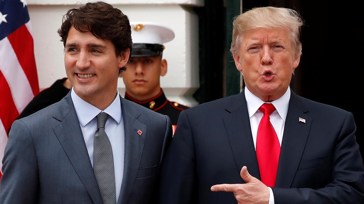 Le président américain pointant du doigt le premier ministre canadien Justin Trudeau devant la Maison-Blanche.