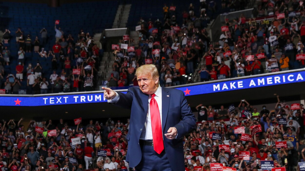 Donald Trump pointe du doigt durant son rassemblement partisan. 