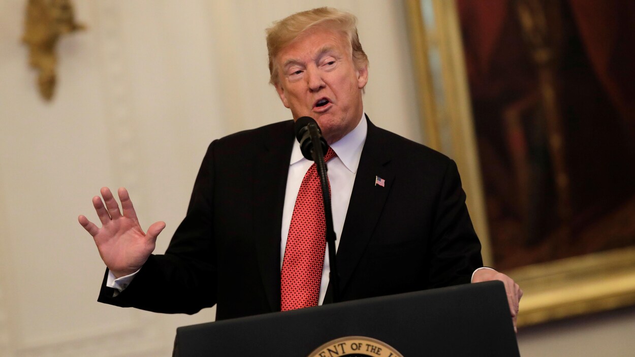Donald Trump parle au micro. Donald Trump parle au micro.
