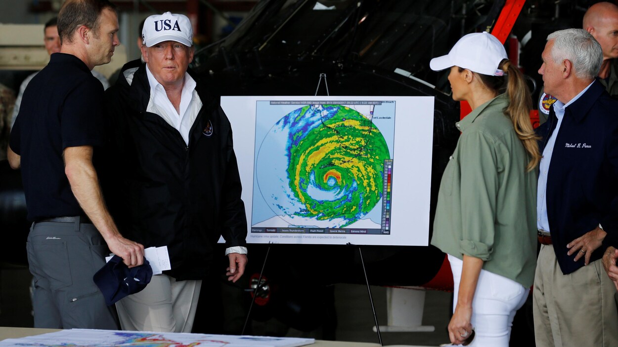 Le président Trump et son épouse Melania en compagnie du vice-président Mike Pence (à droite) lors de leur visite en Floride. Le président Trump et son épouse Melania en compagnie du vice-président Mike Pence (à droite) lors de leur visite en Floride.
