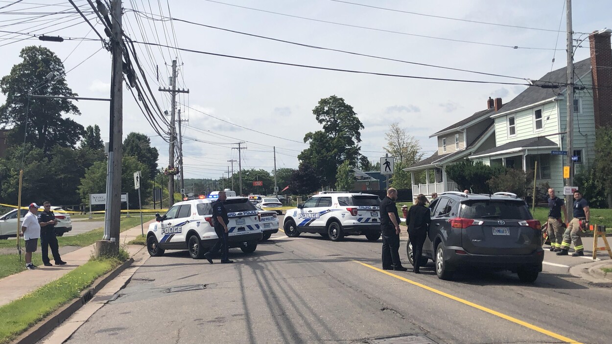 Des policiers bloquant la route.