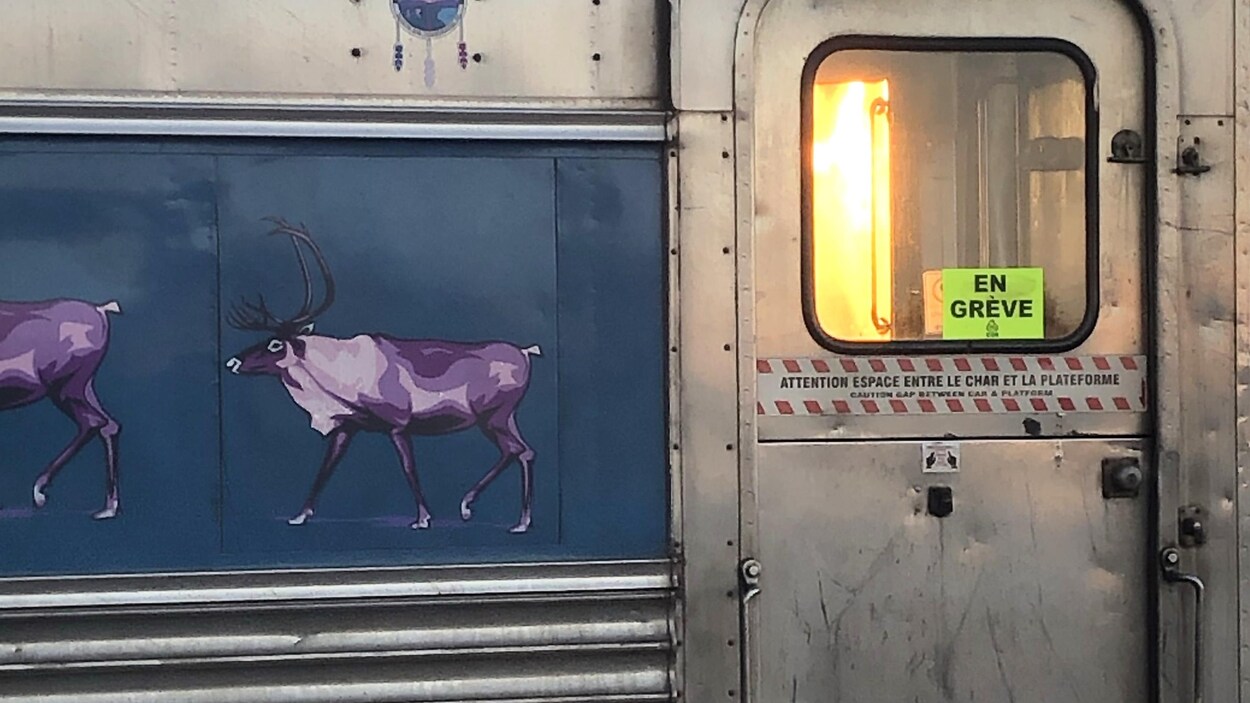 On observe des représentations d'animaux sur le côté du train.