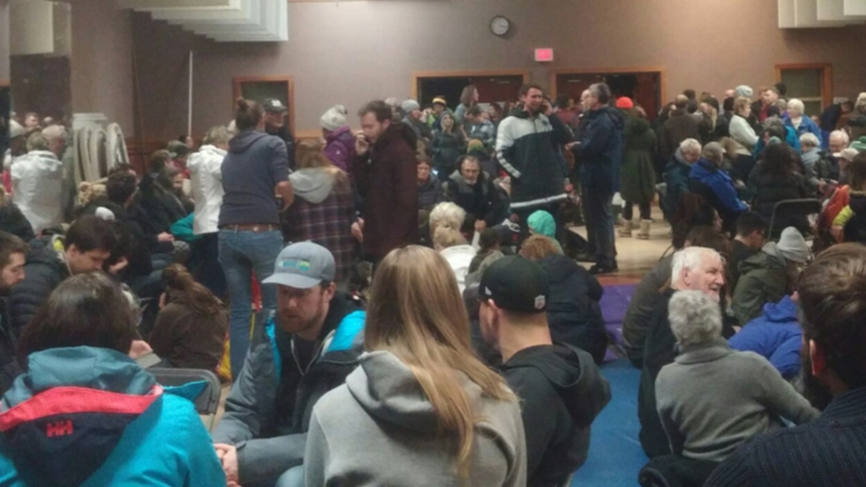 Des gens rassemblés dans une salle. Des gens rassemblés dans une salle.