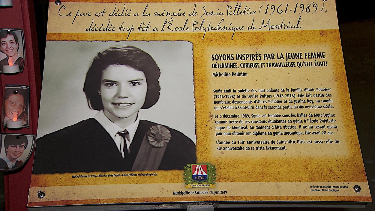 Il est écrit sur la plaque : « Soyons inspirés par la jeune femme».