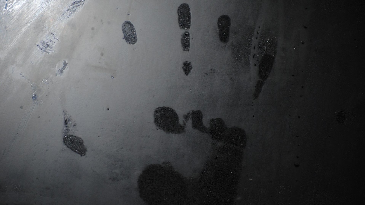 Une trace de main sur une vitre