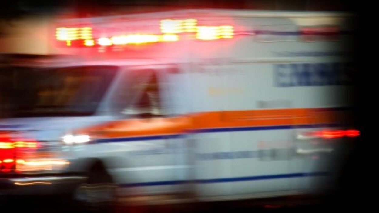 Une ambulance roule rapidement