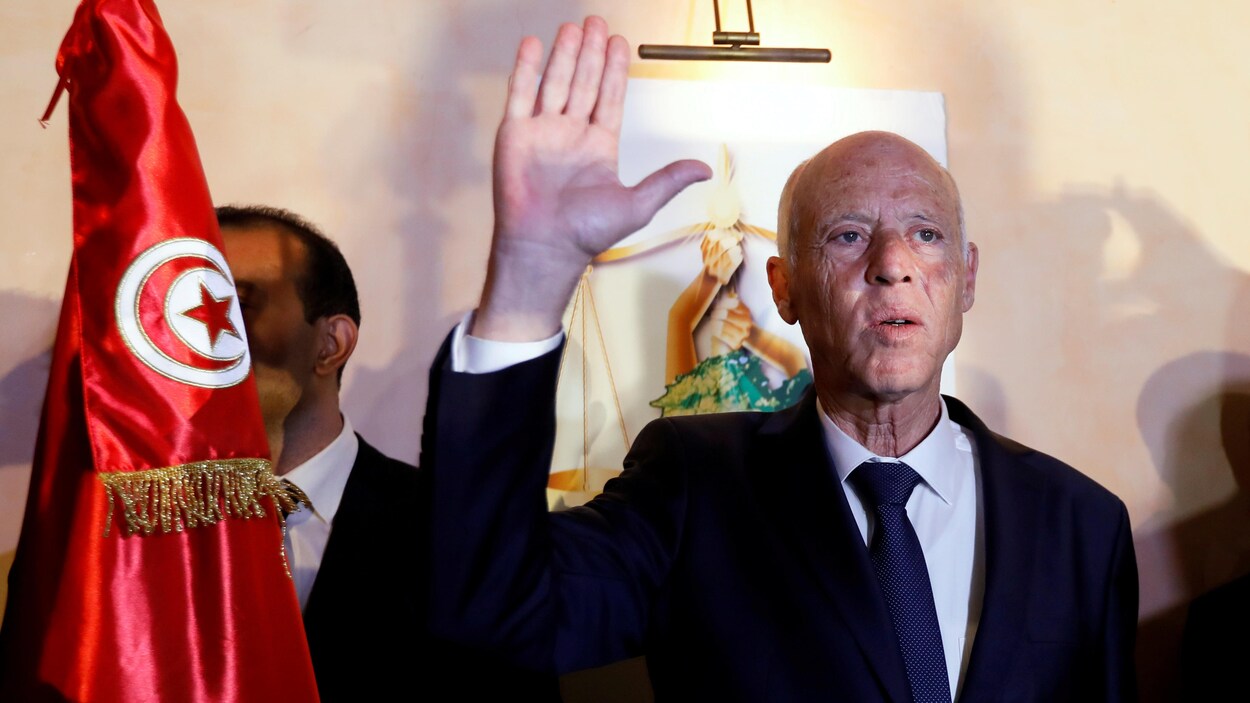 Le candidat à la présidentielle en Tunisie Kais Saied réagit aux sondages à la sortie des urnes de ce deuxième tour.