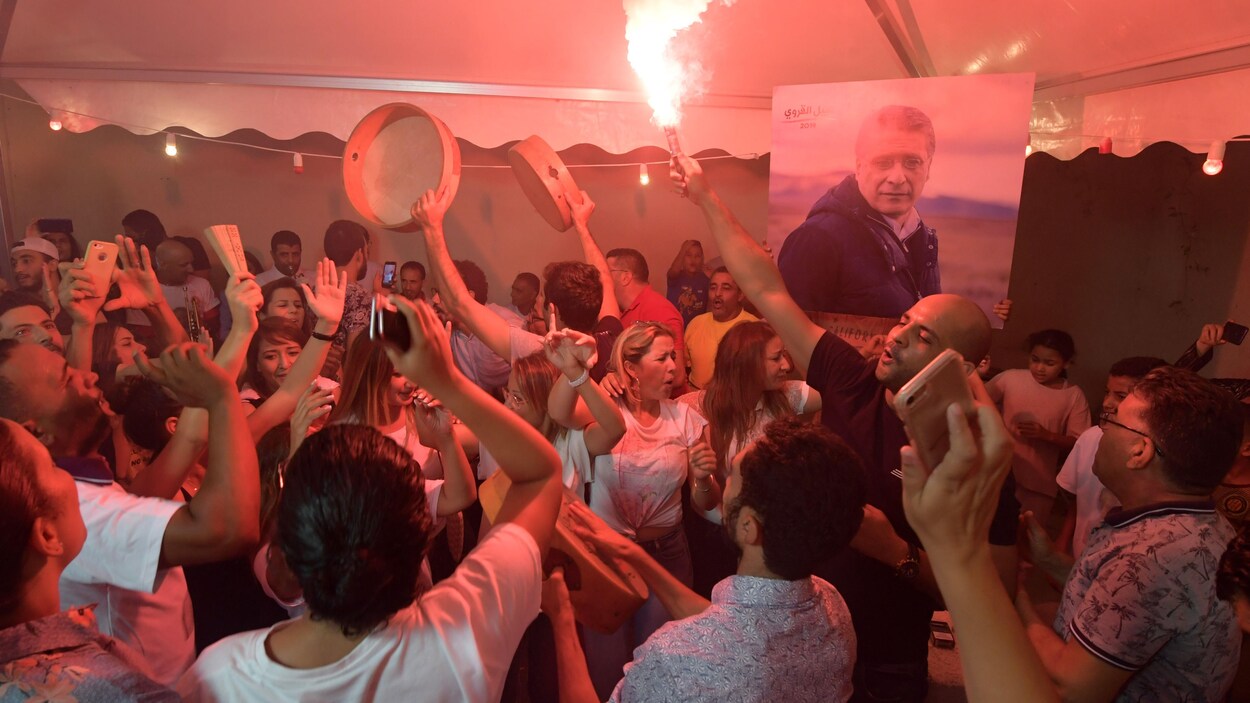 Des Tunisiens célèbrent le résultat dans la capitale.