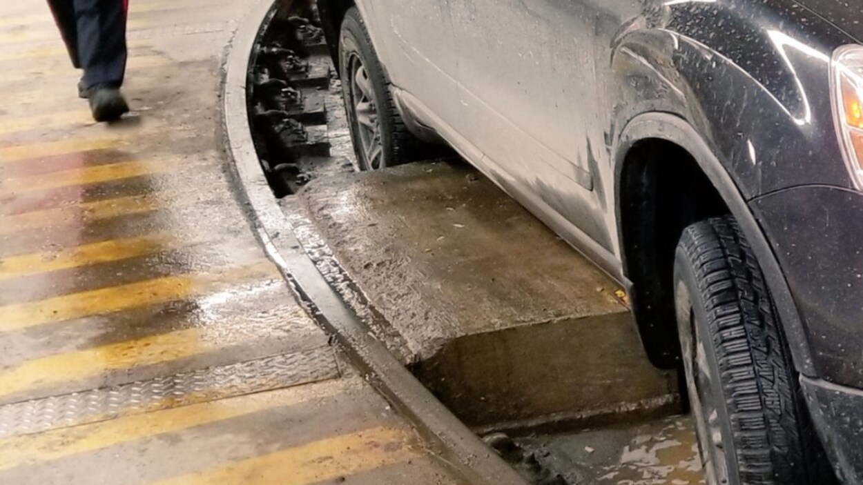 Le VUS coincé sur un bloc de béton.