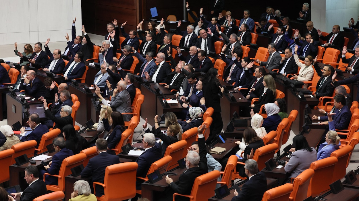 La Turquie adopte une loi historique sur la réintégration des combattants du PKK