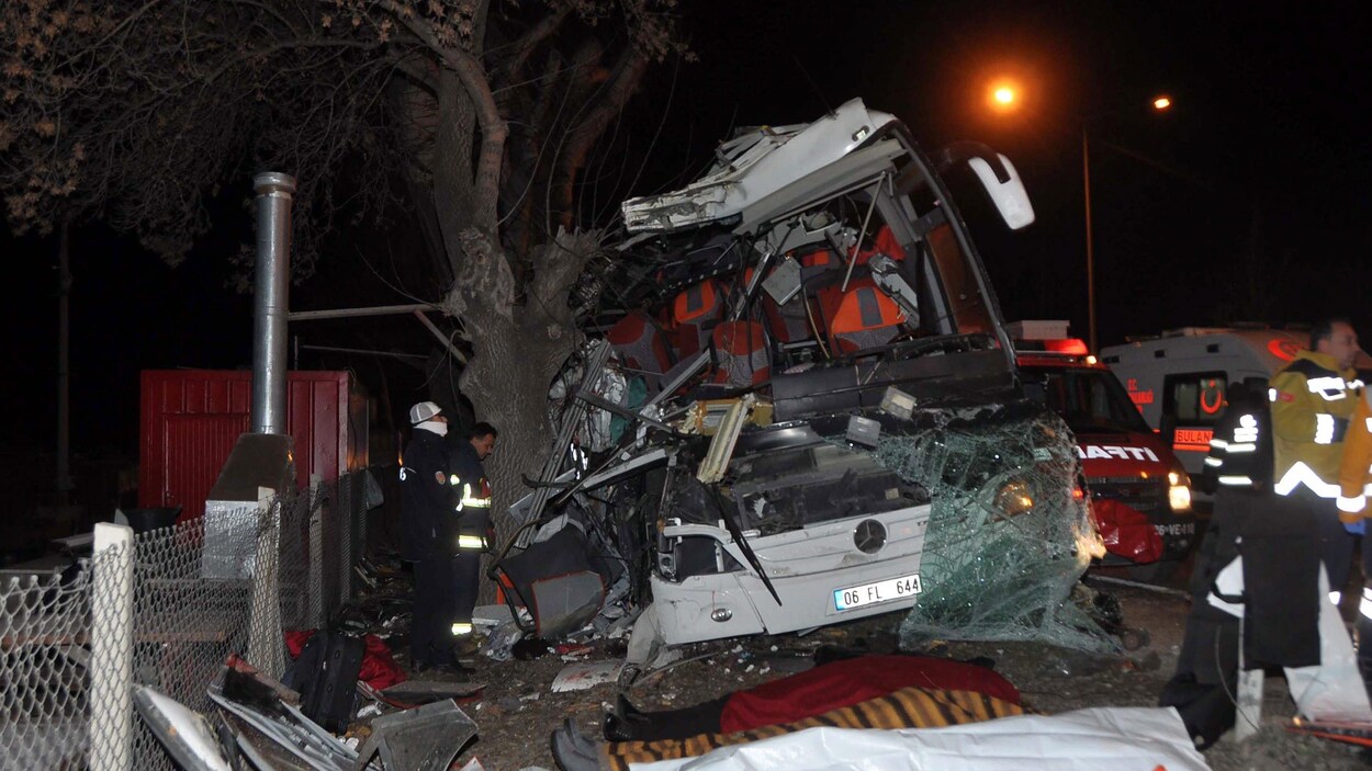 Les équipes d'urgence tentent de secourir les passagers d'un autocar qui a foncé sur des arbres en bordure d'une route en Turquie. Les équipes d'urgence tentent de secourir les passagers d'un autocar qui a foncé sur des arbres en bordure d'une route en Turquie.