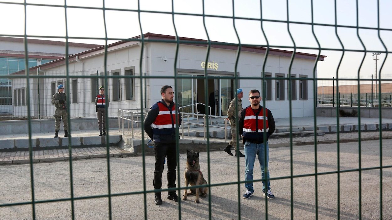 Des soldats turcs gardent la prison de Sican à Ankara durant le procès de 330 accusés pour leur participation au coup d'État contre le président Erdogan. Des soldats turcs gardent la prison de Sican à Ankara durant le procès de 330 accusés pour leur participation au coup d'État contre le président Erdogan.