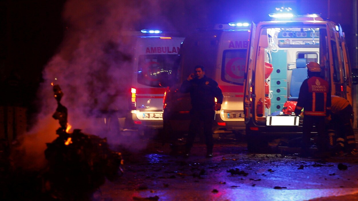 Les services de secours interviennent dans le centre-ville d'Istanbul, en Turquie, à la suite de deux déflagrations.