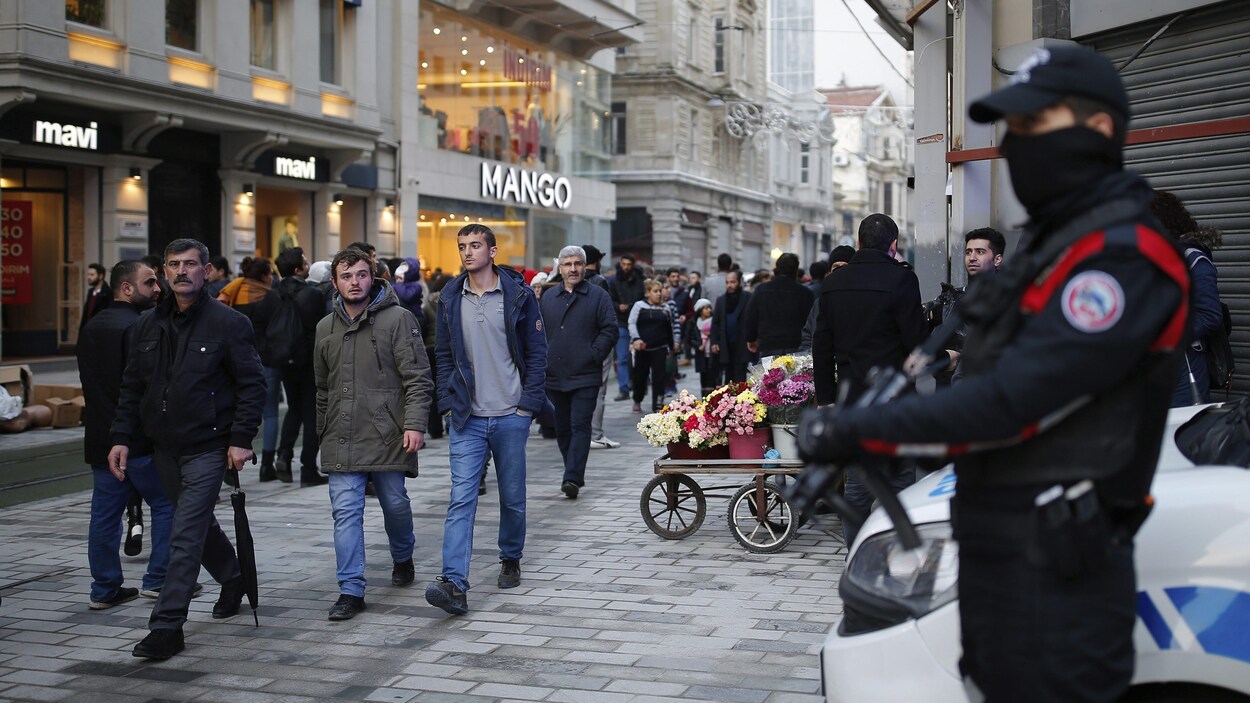 Un policier monte la garde à Istanbul. Un policier monte la garde à Istanbul.