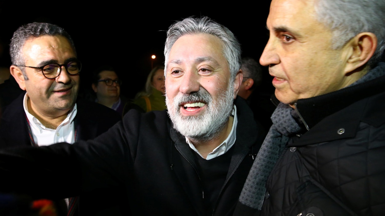 Murat Sabuncu, rédacteur en chef du journal « Cumhuriyet », est accueilli par ses amis après avoir été libéré de prison près d'Istanbul. Murat Sabuncu, rédacteur en chef du journal « Cumhuriyet », est accueilli par ses amis après avoir été libéré de prison près d'Istanbul.
