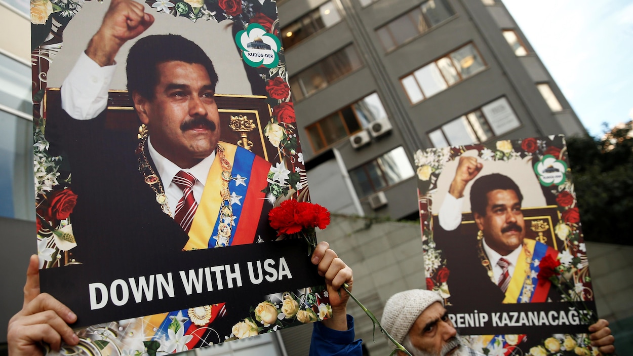 Des manifestants turcs affirment leur soutien envers le président du Venezuela à Istanbul, en Turquie.