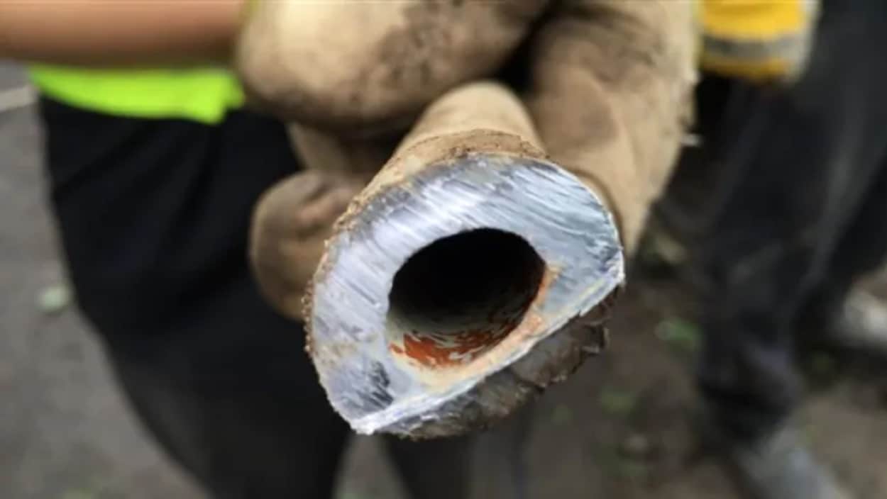 Un tuyau de plomb.