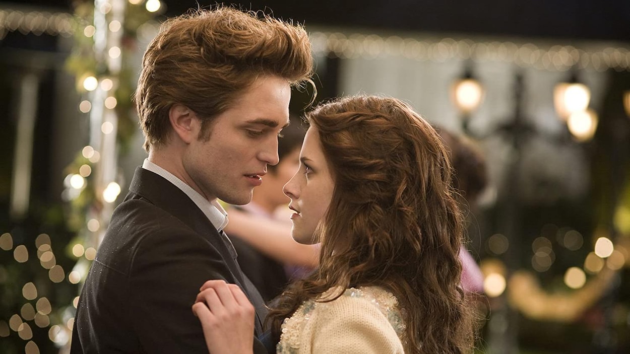 Robert Pattinson et Kristen Stewart s'enlacent et se regardent dans les yeux.