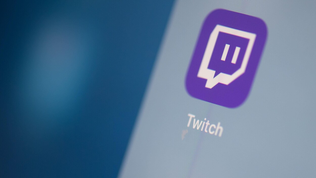 L'icone de l'application mobile de Twitch sur un écran de téléphone mobile.