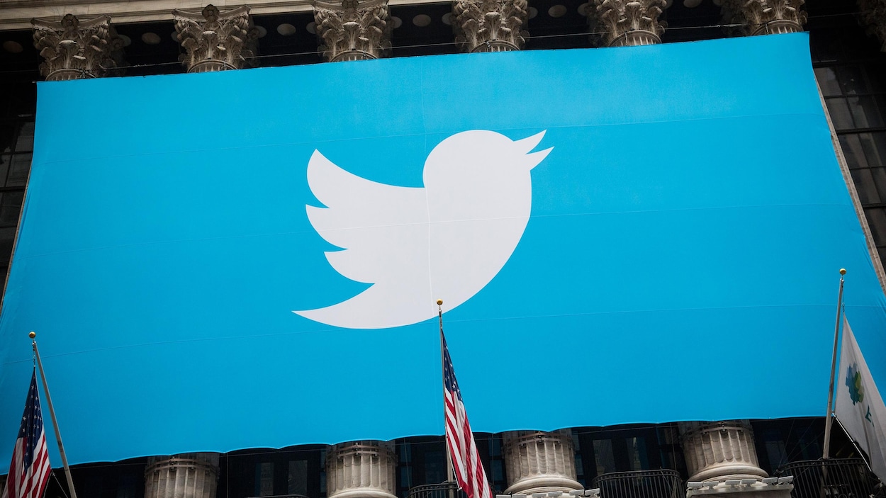 Une banderole de Twitter à l'extérieur de la Bourse de New York.