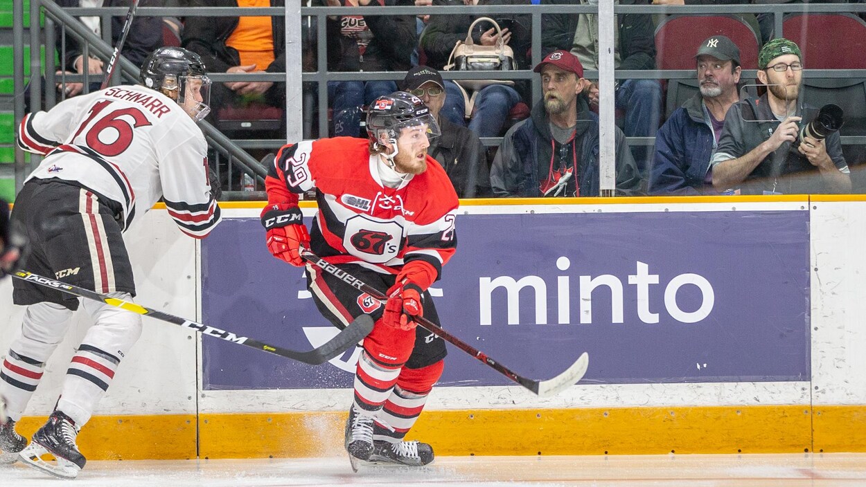 Un joueur de hockey sur la patinoire
