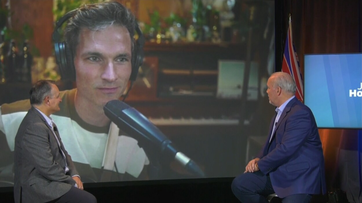 Tyler Bancroft discute avec John Horgan par visioconférence.