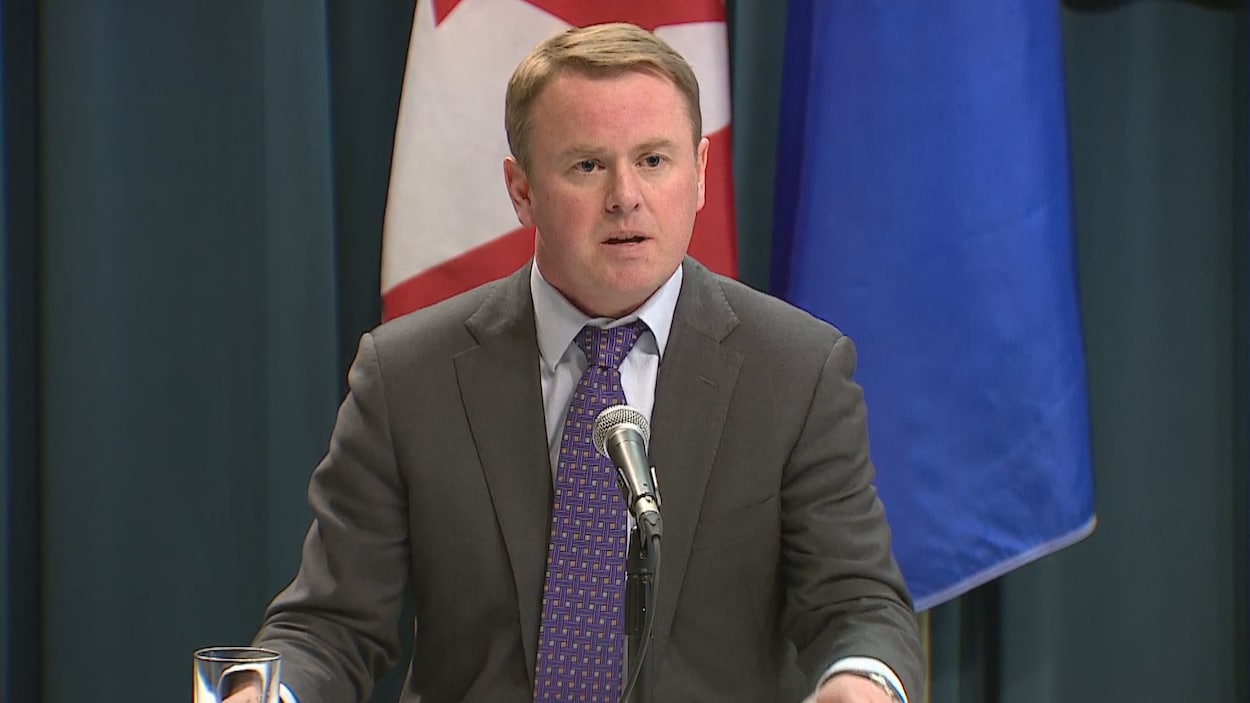 Le ministre de la Santé, Tyler Shandro au pupitre