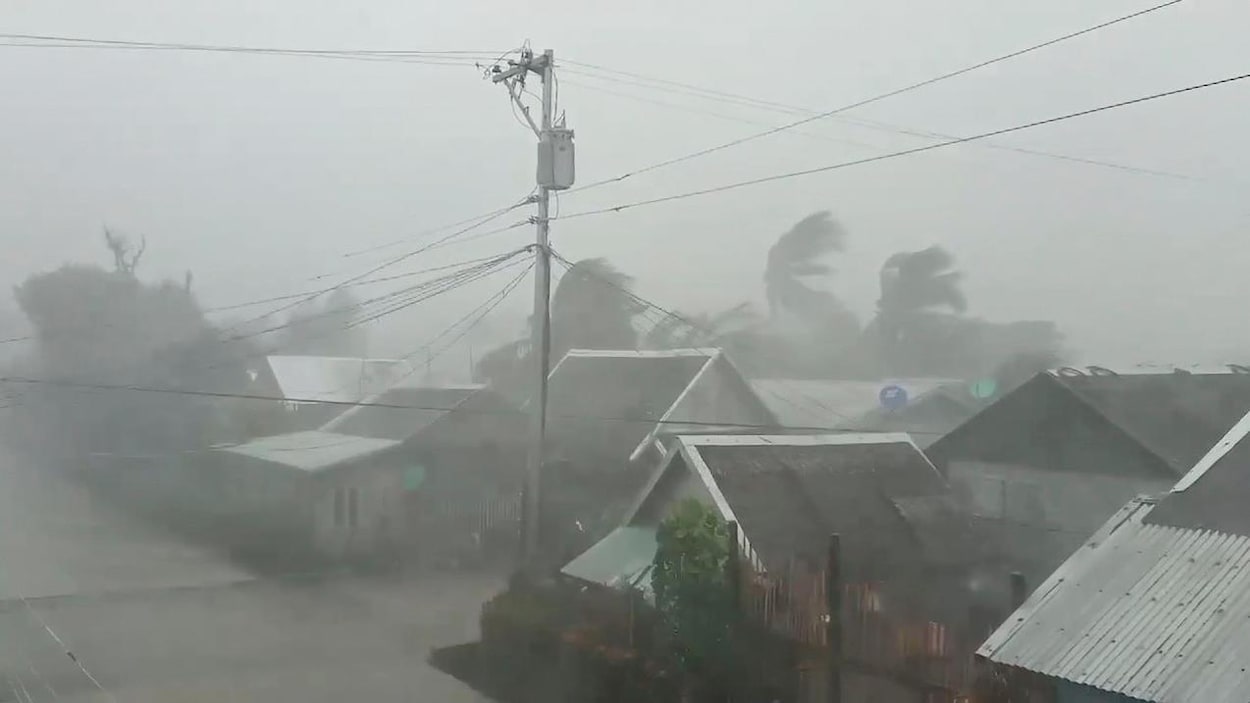 Un quartier résidentiel est balayé par la tempête.