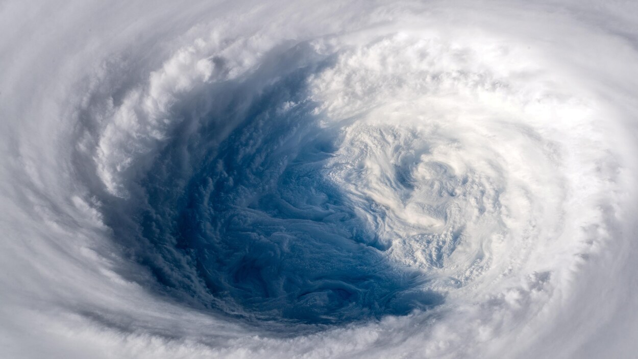 Gros plan sur l'oeil de la tempête