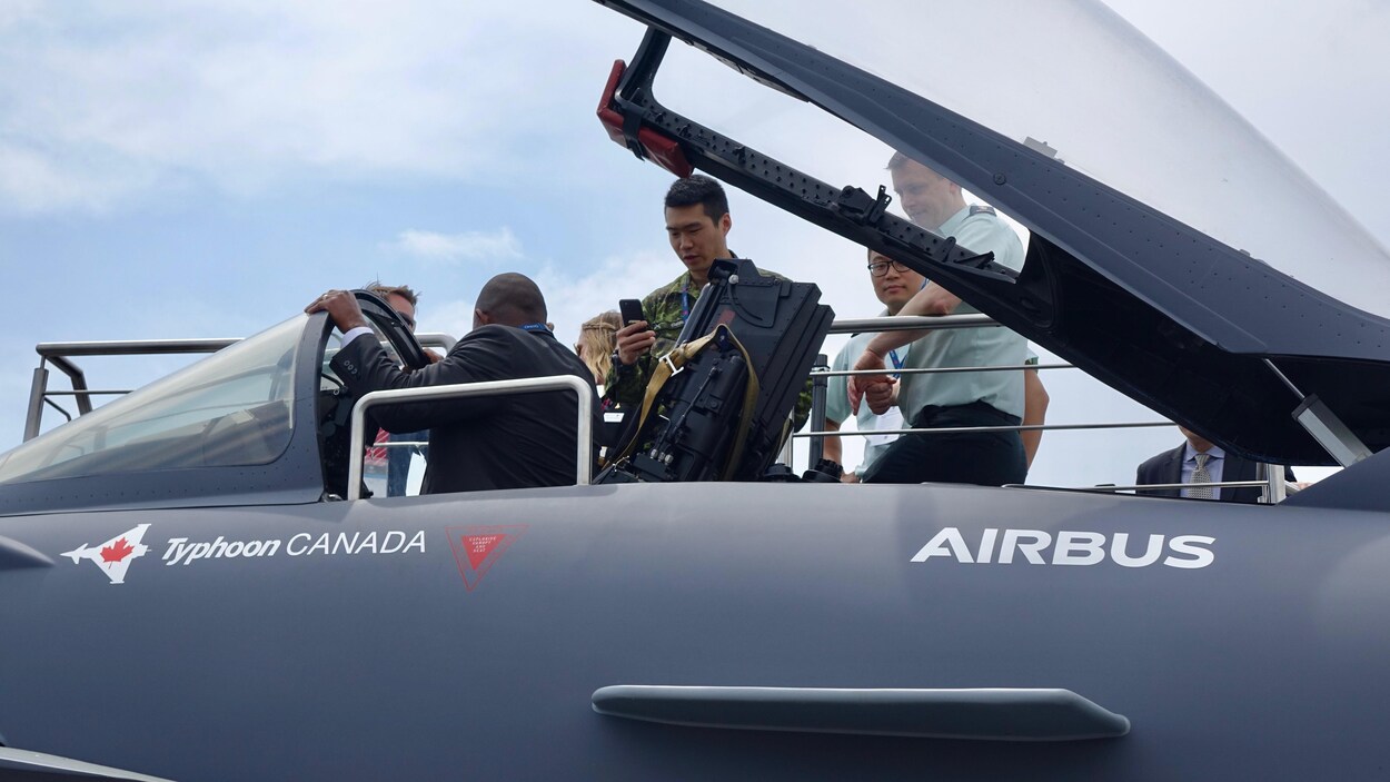 Une image de militaires observant le cockpit d'un avion Typhoon de la compagnie Airbus dans le cadre du salon d'équipements militaires CANSEC à Ottawa.