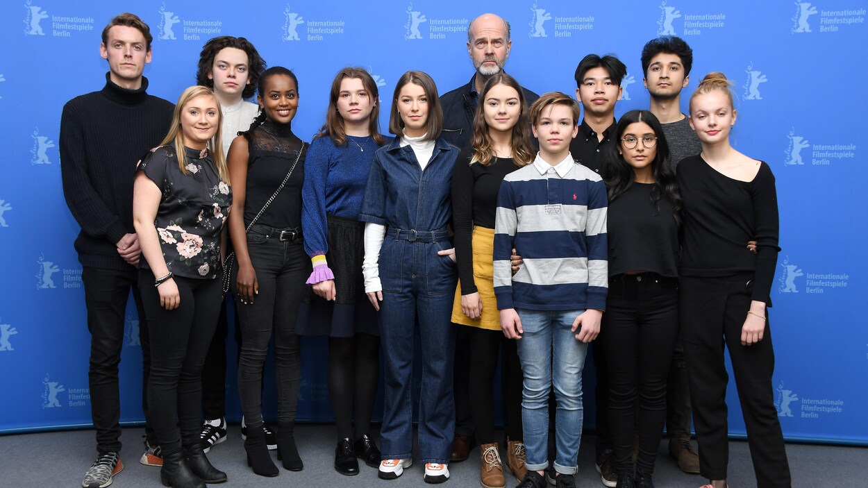 Les adolescents du film Utøya 22. juli entourent le réalisateur lors de la présentation officielle du film. Les adolescents du film Utøya 22. juli entourent le réalisateur lors de la présentation officielle du film.