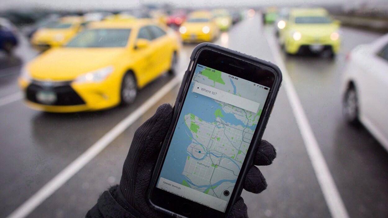 Un cellulaire avec une application mobile.
