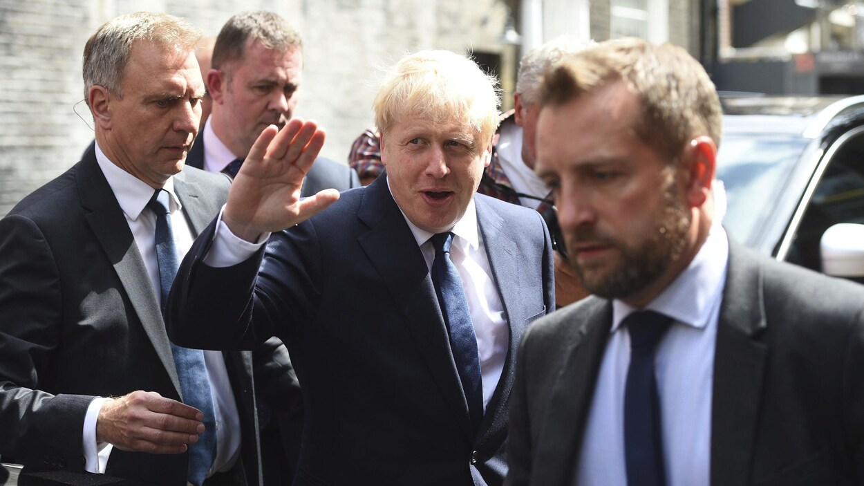 Boris Johnson quitte son bureau de Westminster à Londres, lundi.