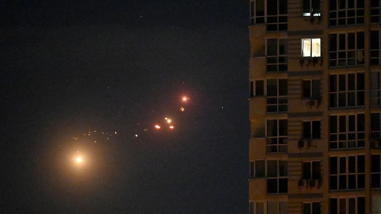 Explosions à Kiev, visée par une attaque de missiles « massive »