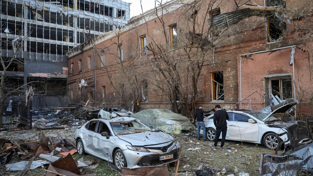 Une zone détruite par un missile tombé sur Kiev.