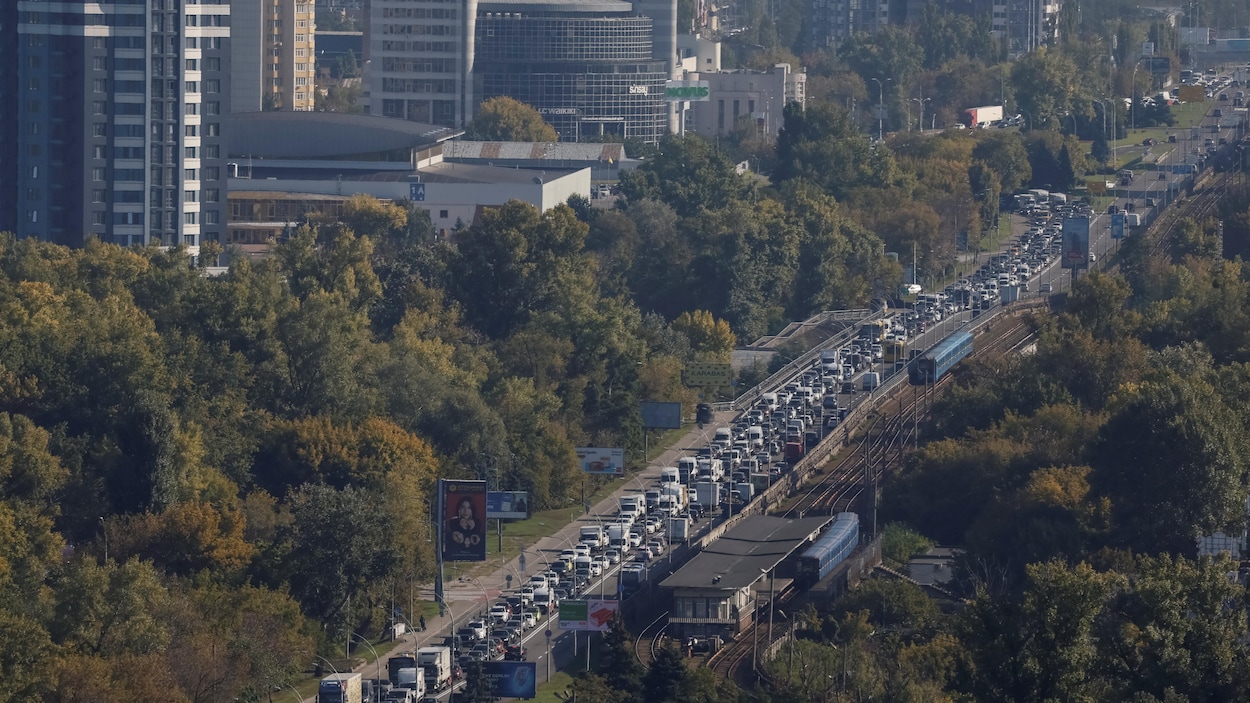 Des frappes russes sur un pont de Kiev paralysent la capitale ukrainienne