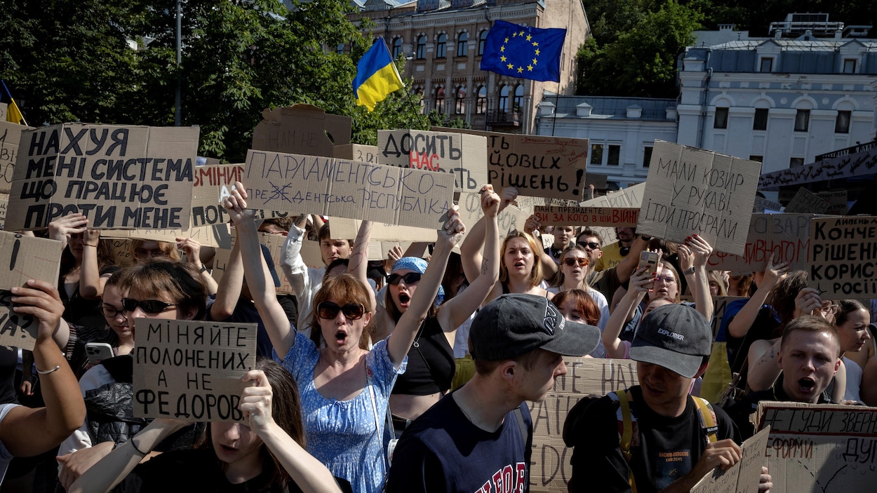 Crise politique en Ukraine, où le remaniement gouvernemental de Zelensky ne passe pas