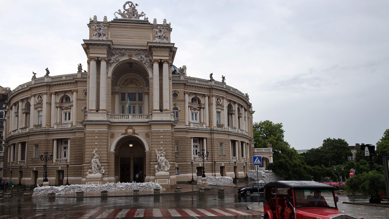 Des voitures circulent devant le théâtre national académique d'Odessa. 