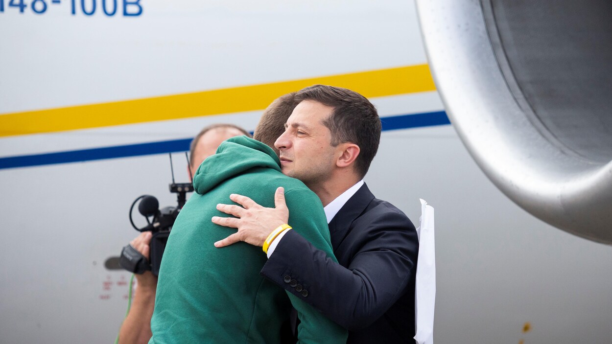 Le président ukrainien Volodymyr Zelensky serre dans ses bras un prisonnier récemment libéré par la Russie.
