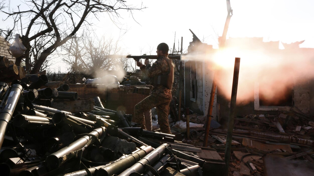 Un soldat tire au lance-grenades dans un bâtiment en ruines. Un soldat tire au lance-grenades dans un bâtiment en ruines.