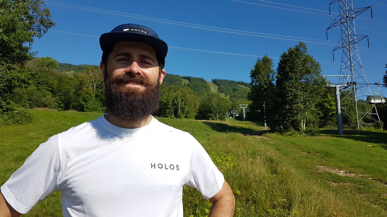 Jean-François Cauchon devant le mont Sainte-Anne.