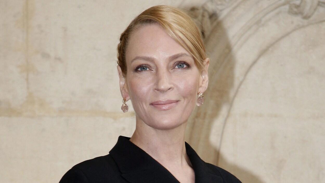 L'actrice Uma Thurman prend la pose pour les photographes juste avant un défilé de mode de la maison Christian Dior, à Paris, le 3 mars 2017.