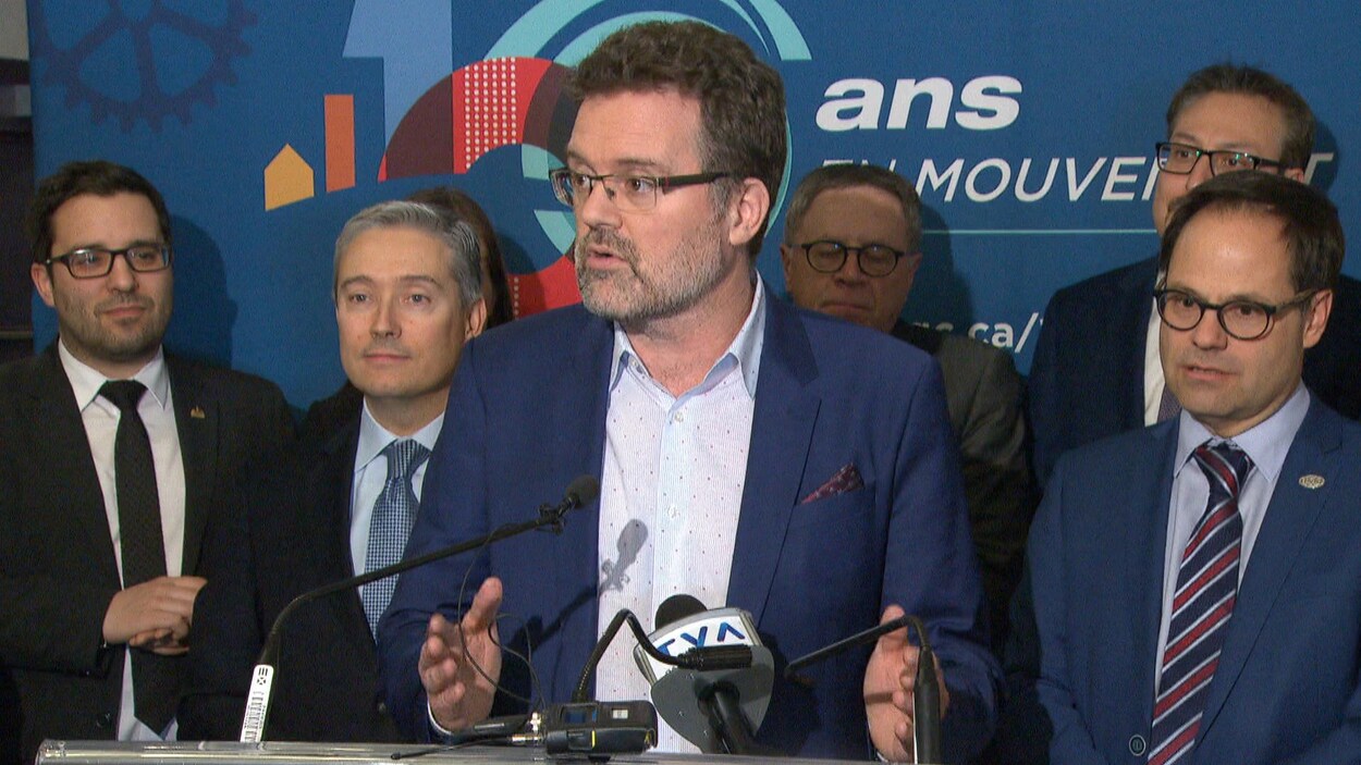 Le maire de Gatineau en conférence de presse.