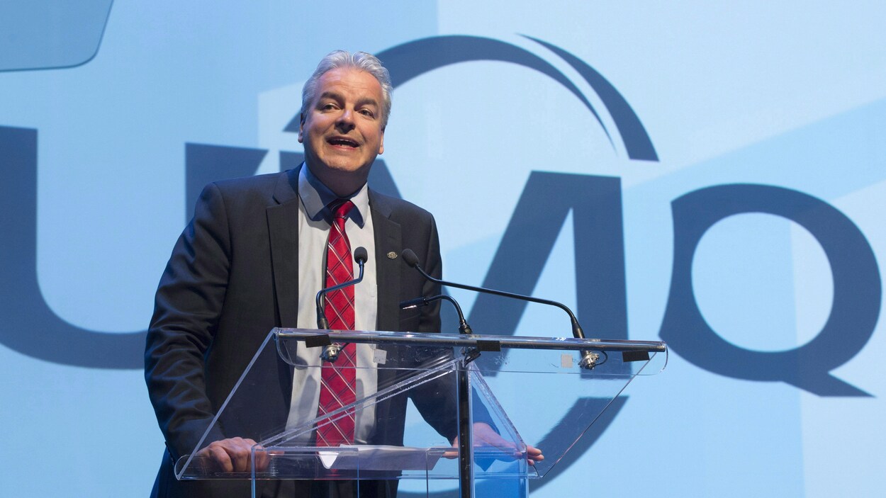 Le président de l'Union des municipalités du Québec, Bernard Sévigny, devant un lutrin pendant un discours